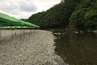 秋川橋河川公園バーベキューランドのテントの脇には澄み切った秋川が流れています。