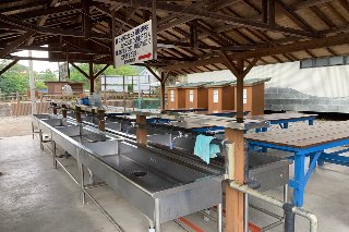 秋川橋河川公園バーベキューランドの調理場には清潔な流し台と調理台を完備しています。