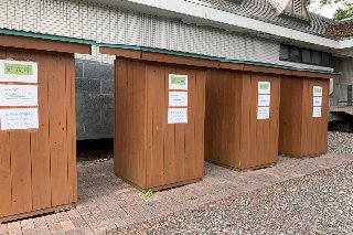 秋川橋河川公園バーベキューランドのトイレ脇には更衣室も完備しています。