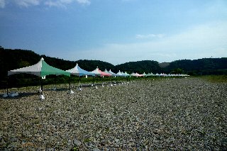 秋川ふれあいランドには多数のテントが常設してあります。