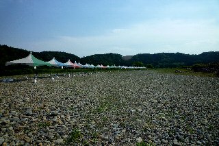 秋川ふれあいランドには多数のテントが常設してあります。