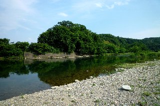 秋川ふれあいランドの脇には秋川が流れています。