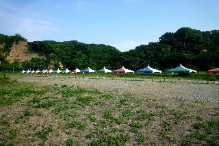 リバーサイドパーク　一の谷には多数のテントが常設してあります。