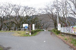 道なりに進とすぐに　上大島キャンプ場の駐車場に着きます。