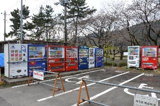 上大島キャンプ場の管理棟脇には種類豊富な自動販売機があります。