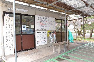 上大島キャンプ場の管理棟では受付やバーベキュー用品の販売もしています。　