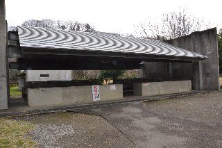 上大島キャンプ場の管理棟前に屋根付きの炊事棟があります。
