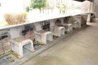 上大島キャンプ場の炊事棟内部の釜戸も使いやすい構造になっています。