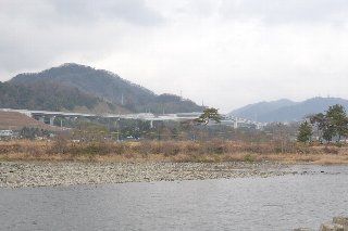 上大島キャンプ場の相模川対岸に圏央道相模原ＩＣがあり、車で１０分程度で来る事ができます。