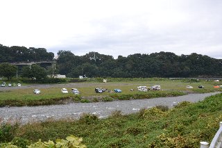 中津川 八菅橋の下流側のバーベキューの可能な河川敷です。