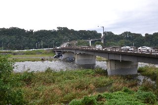 中津川 八菅橋の欄干は雨天時に利用する方が多いです。