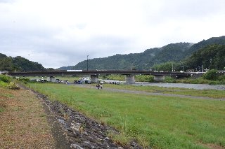 上流側からみた中津川 八菅橋です。