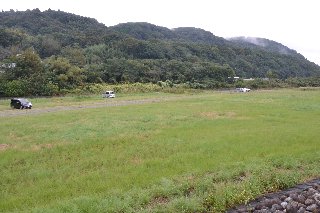 中津川 八菅橋の上流側は平坦な草地が広がります。
