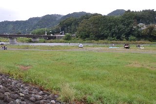 中津川 八菅橋の上流側のバーベキューの出来る河川敷です。