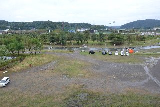 中津川マス釣り場には広い駐車場があります。