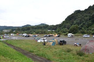 田代運動公園の欄干は雨天時に利用する方が多いです。
