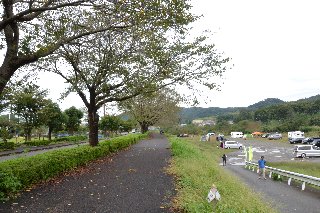 田代運動公園の上流側のバーベキューの出来る河川敷です。