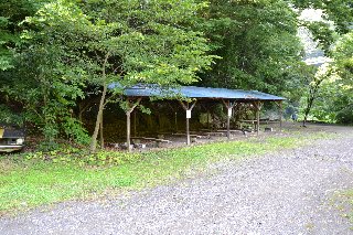 新戸キャンプ場は屋根付きの場所も有りますので、雨天でも安心です。