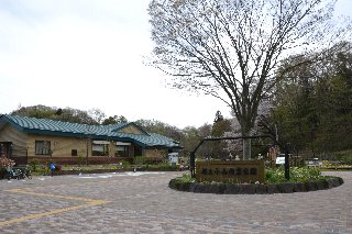 南大沢口に小山内裏公園パークセンターがあります。