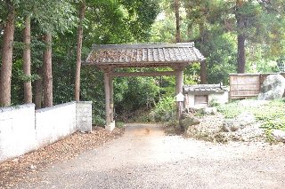 竹一 ガーデンバーベキュー場の入り口の門をくぐり坂を下ります。